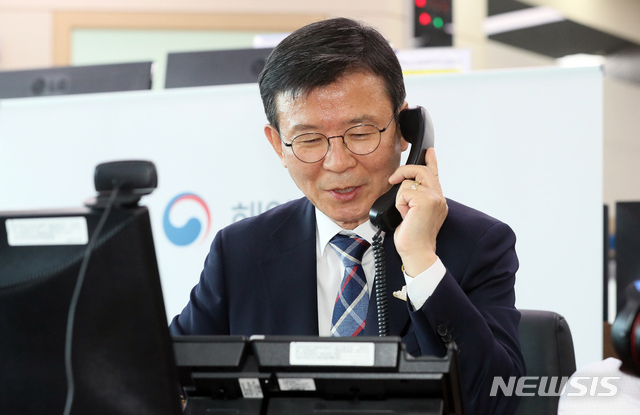 [세종=뉴시스]강종민 기자 = 문성혁 해양수산부 장관이 27일 오후 정부세종청사 해수부 종합상황실에서 해외에서 고립된 원양어선원을 태우고 귀국중인 쇄빙연구선 아라온호 김광헌 선장 등을 격려하는 전화통화를 하고 있다. 2020.04.27. ppkjm@newsis.com