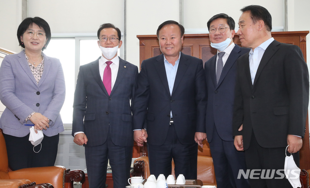 [서울=뉴시스]김명원 기자 = 김재원 국회 예결위 위원장이 27일 서울 여의도 국회 예결위원장실에서 전해철(왼쪽 네번째) 더불어민주당 간사, 이종배(왼쪽 두번째) 미래통합당 간사, 박주현(왼쪽) 민생당 간사 내정자, 염동렬(오른쪽) 미래한국당 간사 내정자가 추경안 관련 회동을 하고 있다. 2020.04.27.&nbsp; kmx1105@newsis.com