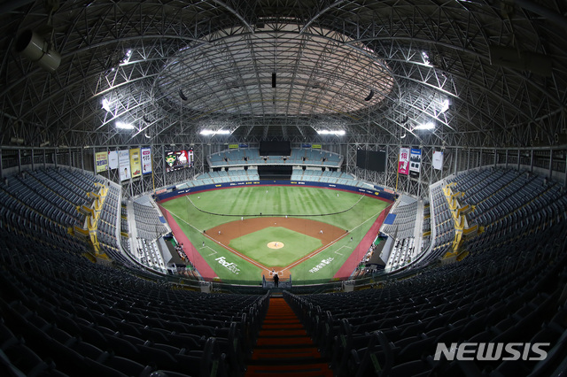 [서울=뉴시스]전신 기자 = 27일 서울 구로구 고척스카이돔에서 2020 프로야구 키움 히어로즈와 LG 트윈스의 연습경기가 열리고 있다. 2020.04.27.&nbsp; photo1006@newsis.com