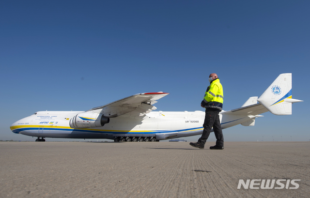 [라이프치히=AP/뉴시스] 화물수송기로 활동하던 당시 AN-225 므리야의 모습. 사진은 지난 2020년 4월 코로나 방역 물품을 싣고 독일 라이프치히 할레 공항에 도착한 AN-225 므리야.