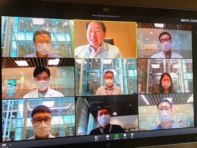 [서울=뉴시스] 최태원 SK 회장이 27일 화상간담회를 통해 코로나19 백신을 개발하고 있는 SK바이오사이언스 연구원들을 격려하고 있다. 사진 SK