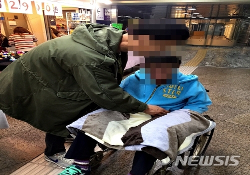 [서울=뉴시스] 서울시 장애인 활동지원사 모습. (사진=서울시 제공) 2020.04.28.photo@newsis.com 