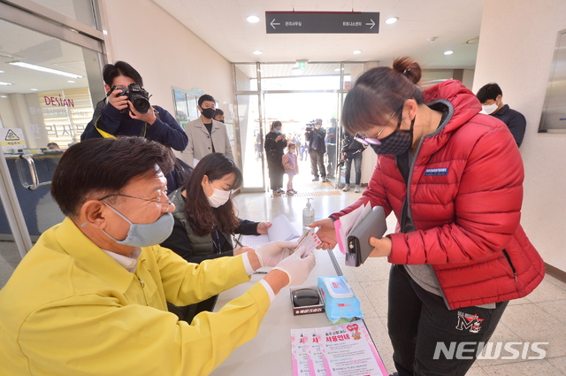 [울산=뉴시스]유재형 기자 =울산시 울주군은 28일과 29일 이틀간 군 직원을 동원해 읍면 현장 출장과 행정복지센터를 통해 긴급 군민지원금으로 1인당 10만씩 '울주사랑카드'를 지급하고 있다고 28일 밝혔다. 2020.04.28. (사진= 울주군 제공)photo@newsis.com