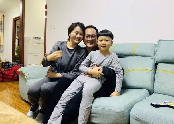 [서울=뉴시스] 국가정권전복죄를 4년6개월간 복역하고서 만기출소했지만 코로나19 예방 구실로 격리당했던 중국 인권변호사 왕취안장이 27일 풀려나 베이징 자택으로 귀가, 가족과 5년 만에 재회했다. 사진은 왕취안장 가족을 돌본 인권변호사 리허핑의 부인 왕차오링 트위터에서 캡처. 2020.04.28
