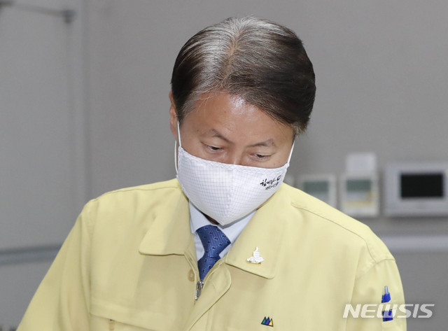 [서울=뉴시스] 박민석 기자 = 김강립 중앙재난안전대책본부 1총괄조정관이 28일 오전 서울 종로구 정부서울청사에서 열린 신종 코로나바이러스 감염증(코로나19) 대응 중앙재난안전대책본부 회의에 참석하고 있다. 2020.04.28. mspark@newsis.com