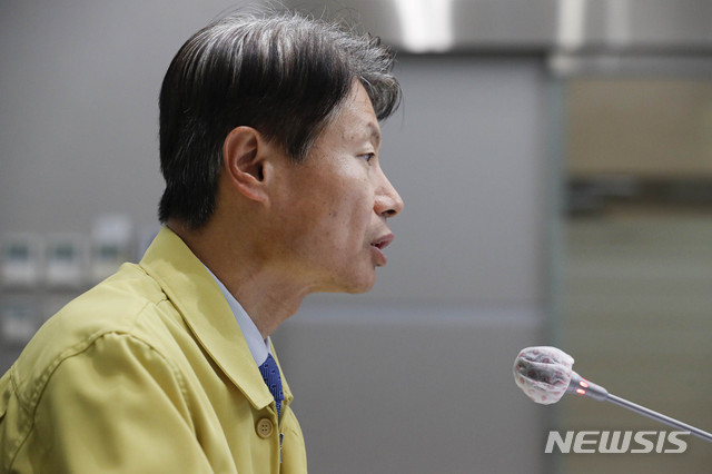 [서울=뉴시스] 박민석 기자 = 김강립 중앙재난안전대책본부 1총괄조정관이 28일 오전 서울 종로구 정부서울청사에서 열린 신종 코로나바이러스 감염증(코로나19) 대응 중앙재난안전대책본부 회의에 참석해 모두발언을 하고 있다. 2020.04.28. mspark@newsis.com