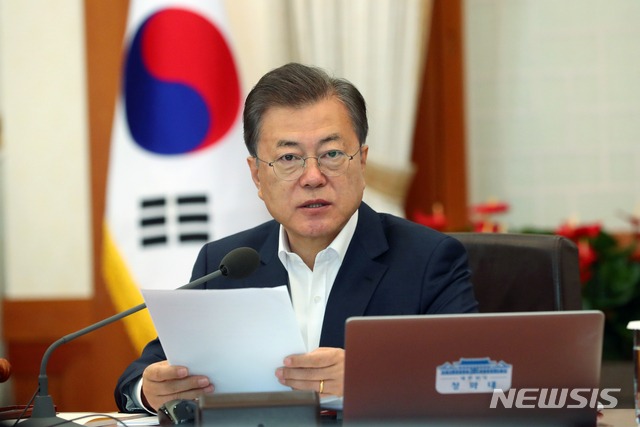 [서울=뉴시스]배훈식 기자 = 문재인 대통령이 28일 청와대에서 열린 국무회의에 참석해 발언하고 있다. 2020.04.28. dahora83@newsis.com