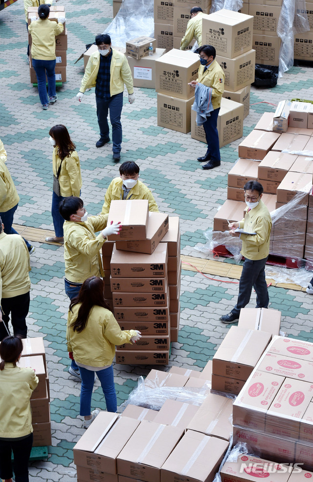 [대구=뉴시스] 이무열 기자 = 대구시교육청이 28일 오전 오프라인 등교수업에 대비해 마스크 243만장, 비접촉식 체온계 7천개가 대구 시내 각급 학교로 옮겨지고 있다. 이 물품은 대구지역의 신종 코로나바이러스 감염증(코로나19) 확산 방지를 위해 각계에서 기증받은 마스크, 손소독제 등의 방역물품과 교육청에서 공적물량으로 직접 구매한 마스크 등이다. 2020.04.28. lmy@newsis.com