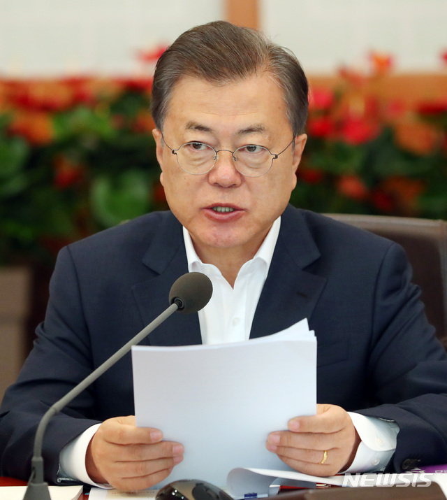 [서울=뉴시스]배훈식 기자 = 문재인 대통령이 지난 28일 청와대에서 열린 국무회의에 참석해 발언하고 있다. 2020.04.28. dahora83@newsis.com