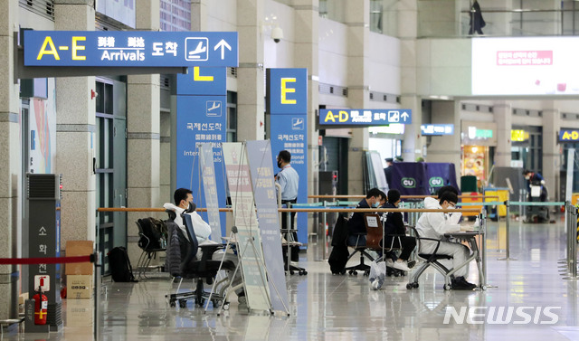 [인천공항=뉴시스]박주성 기자 = 국내에 첫 신종 코로나바이러스 감염증(코로나19) 확진환자가 발생한지 100일째인 28일 오전 인천공항 제1여객터미널 입국장에 경찰과 군 관계자들이 입국객들에게 안내를 하기 위해 대기하고 있다. 코로나 19의 직격탄을 맞은 인천공항은 예년보다 이용객이 95%이상 급감해 일평균 3000~4000명이 이용할 정도로 한산하다. 2020.04.28. park7691@newsis.com