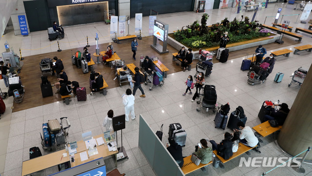 [인천공항=뉴시스]박주성 기자 = 국내에 첫 신종 코로나바이러스 감염증(코로나19) 확진환자가 발생한지 100일째인 지난달 28일 오전 인천공항 제1여객터미널 입국장에 마련된 해외입국자 버스 대기장소에서 입국한 시민들이 버스를 기다리고 있다. 코로나 19의 직격탄을 맞은 인천공항은 예년보다 이용객이 95%이상 급감해 일평균 3000~4000명이 이용할 정도로 한산하다. 2020.04.28. park7691@newsis.com