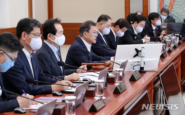 [서울=뉴시스]배훈식 기자 = 문재인 대통령이 28일 청와대에서 열린 국무회의에 참석해 발언하고 있다. 2020.04.28.&nbsp; dahora83@newsis.com