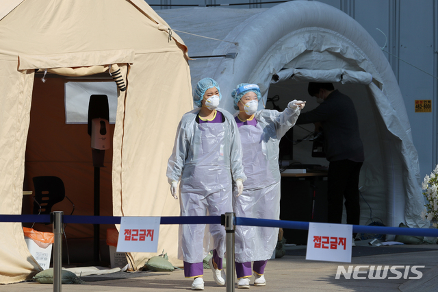 [서울=뉴시스] 서울 중랑구 서울의료원 선별진료소에서 의료진이 업무 준비를 하고 있다. (사진=뉴시스 DB). photo@newsis.com