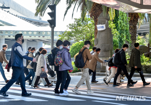 [제주=뉴시스]우장호 기자 = 정부가 고강도 사회적 거리두기를 제한적으로 완화한 가운데 28일 오전 제주국제공항에 서 있는 돌하르방이 신종 코로나바이러스 감염증(코로나19) 예방 마스크를 쓰고 있다. 제주도는 오는 30일부터 시작되는 황금연휴 기간 동안 '코로나19' 주의 환기 차원에서 도내 관광지 40여기의 돌하르방에 마스크를 씌우기로 했다. 2020.04.28. woo1223@newsis.com