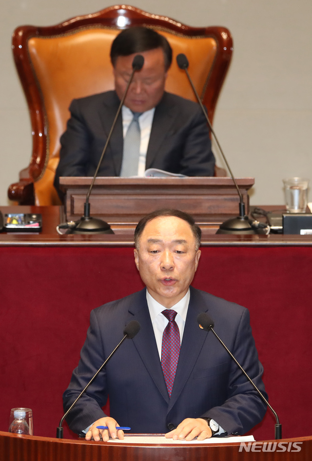 [서울=뉴시스] 고승민 기자 = 홍남기 경제부총리 겸 기획재정부 장관이 28일 서울 여의도 국회에서 열린 예산결산특별위원회 전체회의에서 추경안 관련 연설을 하고 있다. 2020.04.28. kkssmm99@newsis.com 
