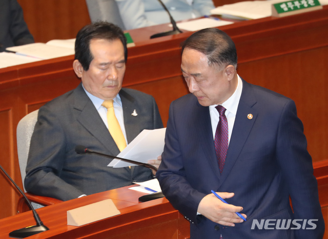 [서울=뉴시스] 고승민 기자 = 홍남기 경제부총리 겸 기획재정부 장관이 28일 서울 여의도 국회에서 열린 예산결산특별위원회 전체회의에서 추경안 제안설명을 마친 뒤 정세균 국무총리 앞을 지나 자리로 향하고 있다. 2020.04.28. kkssmm99@newsis.com 