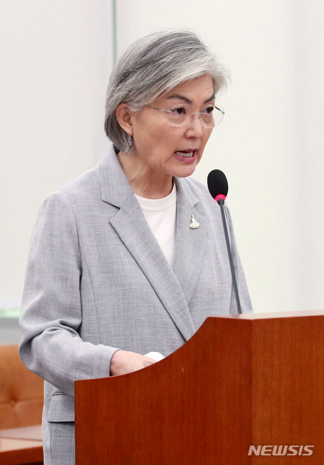 [서울=뉴시스] 김진아 기자 = 강경화 외교부 장관이 28일 서울 여의도 국회에서 열린 외교통일위원회 전체회의에서 제안설명을 하고 있다. 2020.04.28. bluesoda@newsis.com