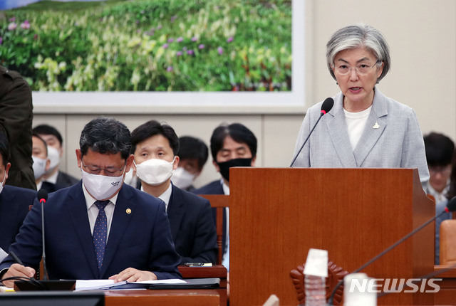 [서울=뉴시스] 김진아 기자 = 강경화 외교부 장관이 28일 서울 여의도 국회에서 열린 외교통일위원회 전체회의에서 제안설명을 하고 있다. 2020.04.28. bluesoda@newsis.com