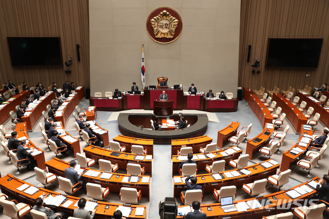 [서울=뉴시스] 고승민 기자 = 정세균 국무총리가 28일 서울 여의도 국회에서 열린 예산결산특별위원회 전체회의에서 추경안 시정연설을 하고 있다. 2020.04.28.kkssmm99@newsis.com