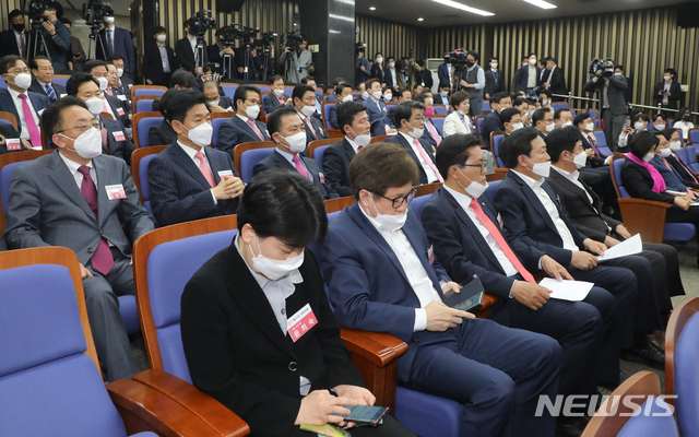 [서울=뉴시스]김명원 기자 = 미래통합당 국회의원 당선인들이 28일 오전 서울 여의도 국회 제4회의장에성 렬린 미래통합당 당선자 총회에 참석해 심재철 대표권한대행의 발언을 경청하고 있다. 2 020.04.28.&nbsp; kmx1105@newsis.com 