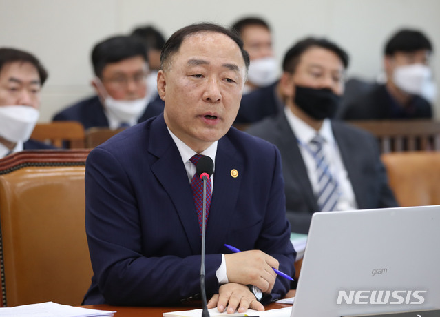 [서울=뉴시스] 김진아 기자 = 홍남기 경제부총리 겸 기획재정부 장관이 28일 서울 여의도 국회에서 열린 기획재정위원회 전체회의에서 의원의 질의에 답하고 있다. 2020.04.28.&nbsp; bluesoda@newsis.com