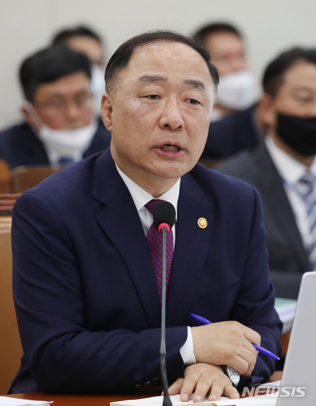 [서울=뉴시스] 김진아 기자 = 홍남기 경제부총리 겸 기획재정부 장관이 28일 서울 여의도 국회에서 열린 기획재정위원회 전체회의에서 의원의 질의에 답하고 있다. 2020.04.28.&nbsp; bluesoda@newsis.com