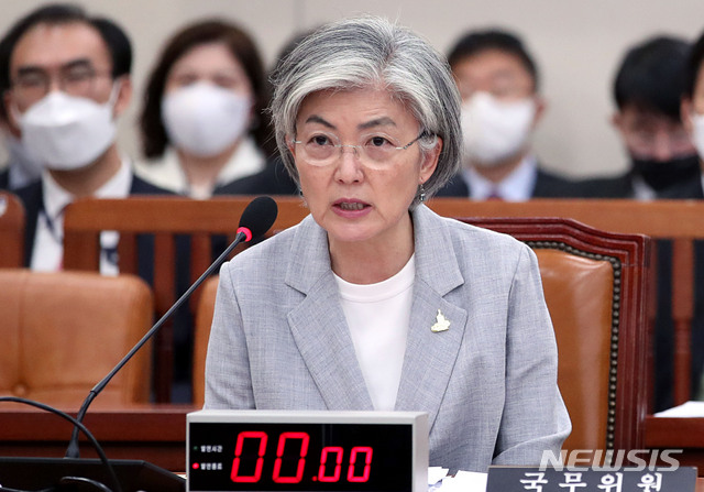 [서울=뉴시스] 김진아 기자 = 강경화 외교부 장관이 28일 서울 여의도 국회에서 열린 외교통일위원회 전체회의에서 의원의 질의에 답하고 있다. 2020.04.28.&nbsp; bluesoda@newsis.com