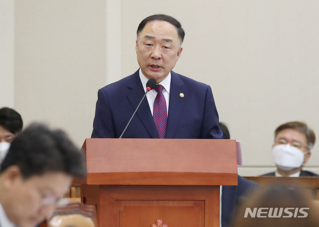 [서울=뉴시스] 김진아 기자 = 홍남기 경제부총리 겸 기획재정부 장관이 28일 서울 여의도 국회에서 열린 기획재정위원회 전체회의에서 발언하고 있다. 2020.04.28.&nbsp; bluesoda@newsis.com