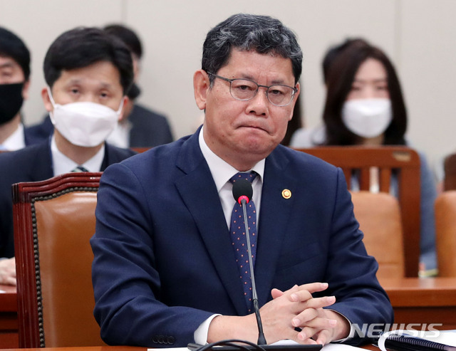 [서울=뉴시스] 김진아 기자 = 김연철 통일부 장관이 28일 서울 여의도 국회에서 열린 외교통일위원회 전체회의에서 의원의 질의를 듣고 있다. 2020.04.28.&nbsp; bluesoda@newsis.com