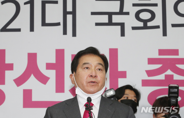 [서울=뉴시스]김명원 기자 = 미래통합당 심재철 대표권한대행이 28일 오전 서울 여의도 국회 제4회의장에성 렬린 미래통합당 당선자 총회에 참석해 인사말을 하고 있다. 2020.04.28. kmx1105@newsis.com