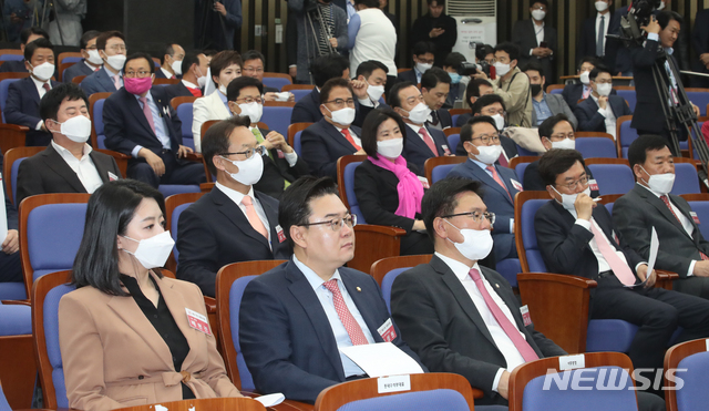 [서울=뉴시스]김명원 기자 = 미래통합당 당선인들이 28일 오전 서울 여의도 국회 제4회의장에성 렬린 미래통합당 당선자 총회에 참석해 자리하고 있다. 2020.04.28. kmx1105@newsis.com