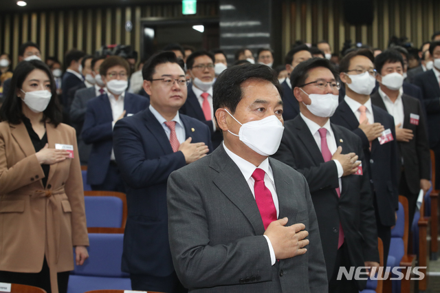 [서울=뉴시스]김명원 기자 = 미래통합당 심재철 대표권한대행이 28일 오전 서울 여의도 국회 제4회의장에성 열린 미래통합당 당선자 총회에 참석해 당선인들과 국민의례를 하고 있다. 2020.04.28. kmx1105@newsis.com