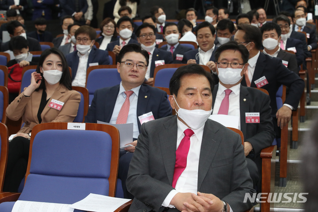 [서울=뉴시스]김명원 기자 = 심재철 미래통합당 대표권한대행과 당선인들이 28일 오전 서울 여의도 국회 제4회의장에성 렬린 미래통합당 당선자 총회에 참석해 자리하고 있다. 2020.04.28. kmx1105@newsis.com