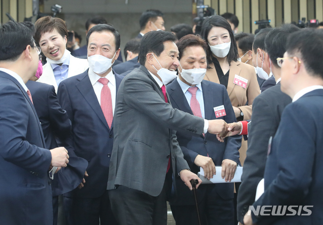 [서울=뉴시스]김명원 기자 = 심재철 미래통합당 대표권한대행이 28일 오전 서울 여의도 국회 제4회의장에성 렬린 미래통합당 당선자 총회에 참석한 당선인들과 인사하며 들어서고 있다. 뒤에는 김은혜 배현진 등 당선인들이 함께 들어서고 있다. 2020.04.28.&nbsp; kmx1105@newsis.com