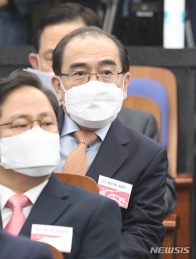 [서울=뉴시스]김명원 기자 = 태영호 미래통합당 당선인이 28일 오전 서울 여의도 국회 제4회의장에성 렬린 미래통합당 당선자 총회에 참석해 자리하고 있다. 2020.04.28. kmx1105@newsis.com