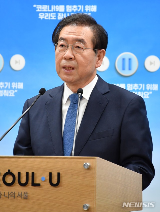 [서울=뉴시스]박원순 서울시장이 28일 서울 중구 서울시청 브리핑룸에서 코로나19(신종 코로나바이러스 감염증) 정례브리핑을 하고 있다. (사진=서울시 제공) 2020.04.28. photo@newsis.com