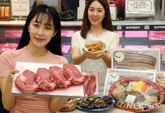 [서울=뉴시스]28일 서울 이마트 성수점에서 모델들이 황금 연휴 온 가족 먹거리 행사를 소개하고 있다. 이마트는 오는 29일부터 5월 6일까지 한우, 장어, 전복 등을 최대 40% 할인 판매한다. (사진=이마트 제공) 2020.04.28.&nbsp; photo@newsis.com