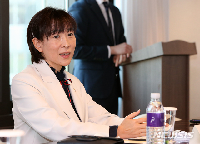 [서울=뉴시스]최윤희 문화체육관광부 제2차관이 28일 서울 중구 더플라자호텔에서 열린 스포츠윤리센터 설립위원 위촉식에서 위촉장을 수여한 뒤 인사말을 하고 있다. (사진=문화체육관광부 제공) 2020.04.28.&nbsp; photo@newsis.com