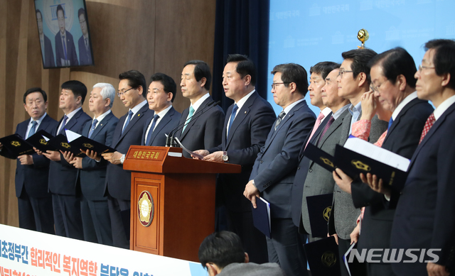 [서울=뉴시스]김명원 기자 = 더불어민주당 김두관 의원과 전국시장군수구청장협의회(대표회장 염태영 수원시장)가 28일 서울 여의도 국회 소통관에서 '중앙·광역·기초 정부 간 합리적인 복지역할분담을 위한 복지대타협(안) 수용촉구' 기자회견을 하고 있다. 2020.04.28. kmx1105@newsis.com