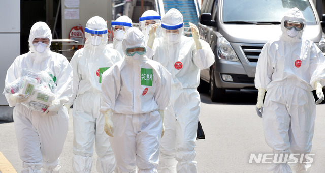 [대구=뉴시스] 이무열 기자 = 국내 첫 신종 코로나바이러스 감염증(코로나19) 확진환자가 발생한지 100일째인 28일 오후 코로나19 지역거점병원인 대구 중구 계명대학교 대구동산병원에서 근무 교대를 위해 방호복을 착용한 의료진이 병동으로 들어가고 있다. 2020.04.28. lmy@newsis.com