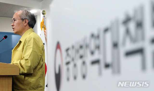 [청주=뉴시스]강종민 기자 = 국내 첫 신종 코로나바이러스 감염증(코로나19) 확진 환자 발생 100일째인 지난달 28일 권준욱 중앙방역대책본부 부본부장이 충북 청주 질병관리본부에서 정례브리핑 통해 국내발생현황을 발표하고 있다. 2020.04.28.&nbsp; ppkjm@newsis.com