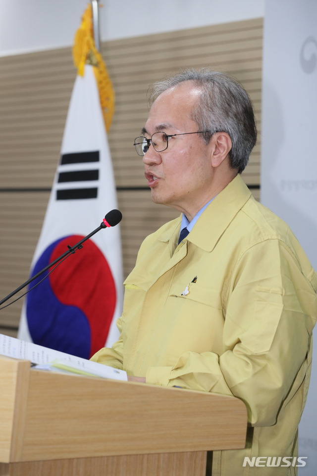 [청주=뉴시스]강종민 기자 = 국내 첫 신종 코로나바이러스 감염증(코로나19) 확진 환자 발생 100일째인 28일 권준욱 중앙방역대책본부 부본부장이 충북 청주 질병관리본부에서 정례브리핑 통해 국내발생현황을 발표하고 있다. 2020.04.28.&nbsp; ppkjm@newsis.com