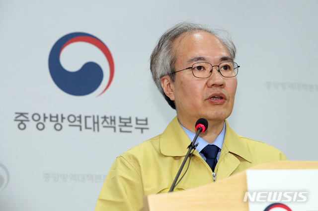 [청주=뉴시스]강종민 기자 = 국내 첫 신종 코로나바이러스 감염증(코로나19) 확진 환자 발생 100일째인 28일 권준욱 중앙방역대책본부 부본부장이 충북 청주 질병관리본부에서 정례브리핑 통해 국내발생현황을 발표하고 있다. 2020.04.28.&nbsp; ppkjm@newsis.com