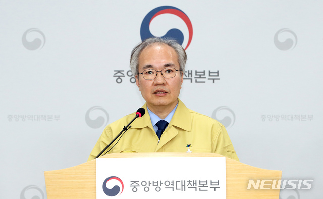 [청주=뉴시스]강종민 기자 = 국내 첫 신종 코로나바이러스 감염증(코로나19) 확진 환자 발생 100일째인 28일 권준욱 중앙방역대책본부 부본부장이 충북 청주 질병관리본부에서 정례브리핑 통해 국내발생현황을 발표하고 있다. 2020.04.28.&nbsp; ppkjm@newsis.com