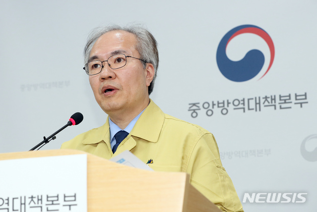 [청주=뉴시스]강종민 기자 = 국내 첫 신종 코로나바이러스 감염증(코로나19) 확진 환자 발생 100일째인 28일 권준욱 중앙방역대책본부 부본부장이 충북 청주 질병관리본부에서 정례브리핑 통해 국내발생현황을 발표하고 있다. 2020.04.28.&nbsp; ppkjm@newsis.com