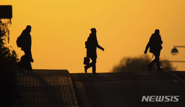 [라첸=AP/뉴시스]28일(현지시간) 독일 라첸에서 행인들이 신종 코로나바이러스 감염증(코로나19) 확산 예방을 위해 최소 1.5m 거리를 유지하는 사회적 거리 두기를 실천하면서 다리를 건너고 있다. 2020.04.28.