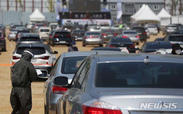 [서울=뉴시스]전신 기자 = 28일 서울 강남구 개포주공1단지 아파트 용지에서 '드라이브 인' 방식으로 개포주공1단지 조합원 총회가 열리고 있다. 2020.04.28. photo1006@newsis.com