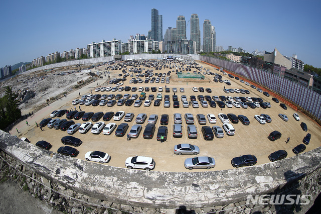 [서울=뉴시스]전신 기자 = 28일 서울 강남구 개포주공1단지 아파트 용지에서 '드라이브 인' 방식으로 개포주공1단지 조합원 총회가 열리고 있다. 2020.04.28. photo1006@newsis.com