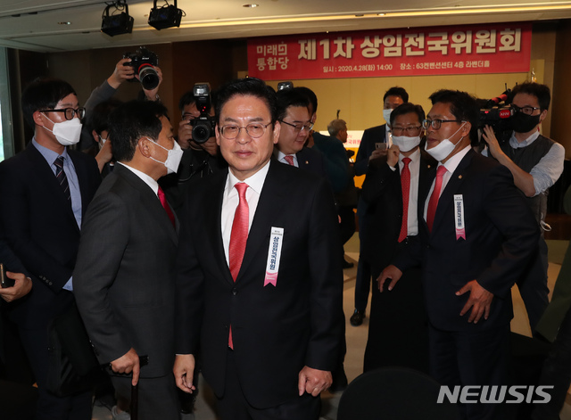 [서울=뉴시스] 고승민 기자 = 미래통합당 심재철 당대표 권한대행과 정우택 전국위원장 등 참석자들이 28일 서울 영등포구 63스퀘어에서 열릴 예정이었던 미래통합당 제1차 상임전국위원회가 정족수 미달로 열리지 못하자 회의장을 나서고 있다. 2020.04.28. kkssmm99@newsis.com