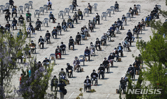 [서울=뉴시스]전신 기자 = 서울 강남구 개포주공1단지 아파트 용지에서 지난 28일 열린 조합원 총회에서 조합원들이 거리를 두고 앉아 총회 방송을 듣고 있다. 2020.04.28. photo1006@newsis.com